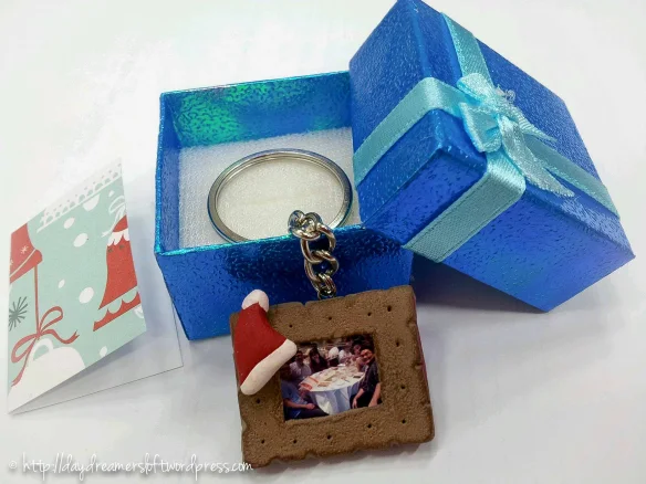 Chocolate biscuits photo frame keychainHandmade with polymer baking clay. Perfect for a Christmas gift for your loved ones. Personalization available with a photo with your loved ones! ^..^ Simply drop us an email at ms.daydreamers@gmail.com  with your particulars and a photo you desire to include. LIKE us on FB: http://facebook.com/daydreamersloft 